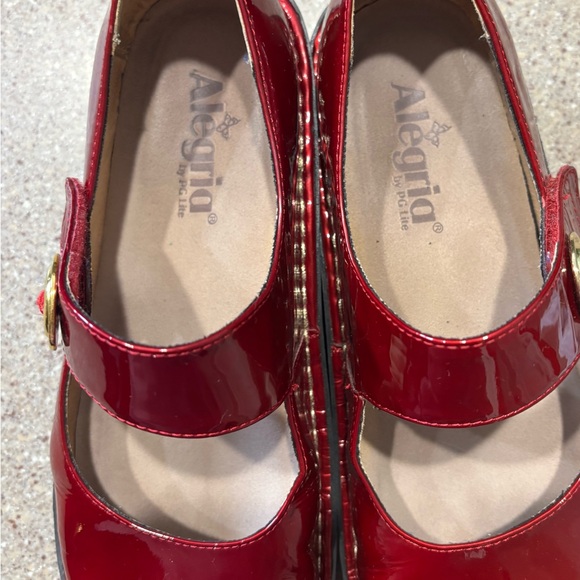 Alegria Womens Red Patent Mary Jane Shoes - Picture 4 of 8